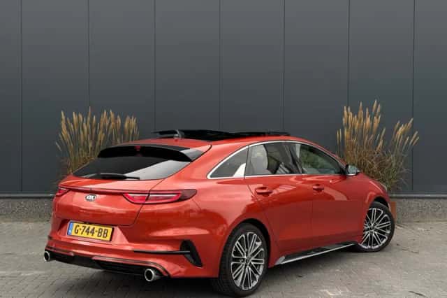 Kia ProCeed (2019) thumbnail 3