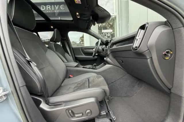 Volvo XC40 (2023) thumbnail 2