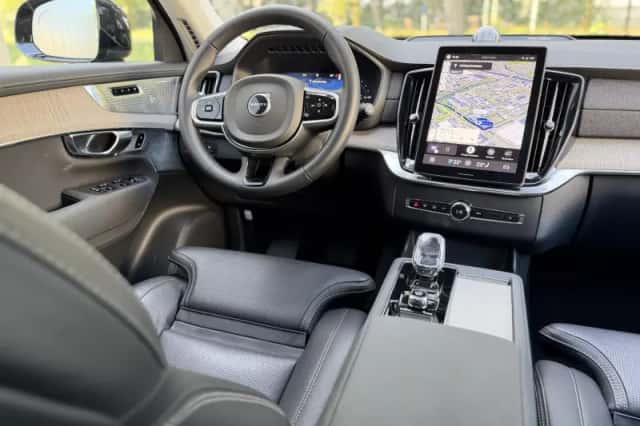 Volvo XC90 (2025) thumbnail 3