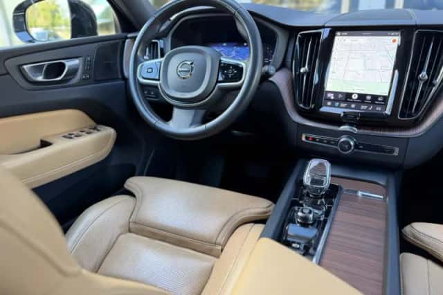 Volvo XC60 (2024) thumbnail 3