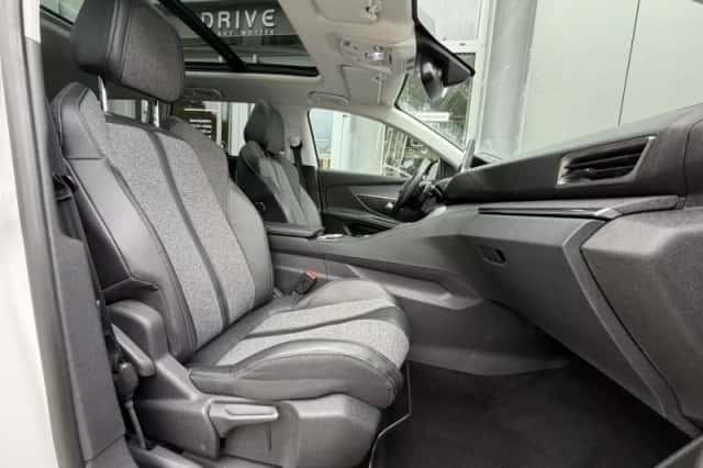 Peugeot 5008 (2017) thumbnail 2