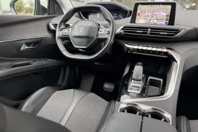 Peugeot 5008 (2017) thumbnail 3