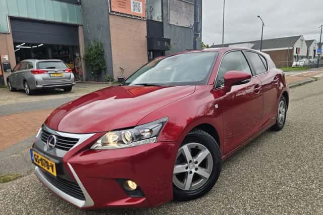 Lexus CT (2015) thumbnail 1