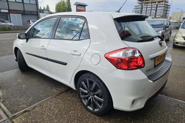 Toyota Auris (2011) thumbnail 3