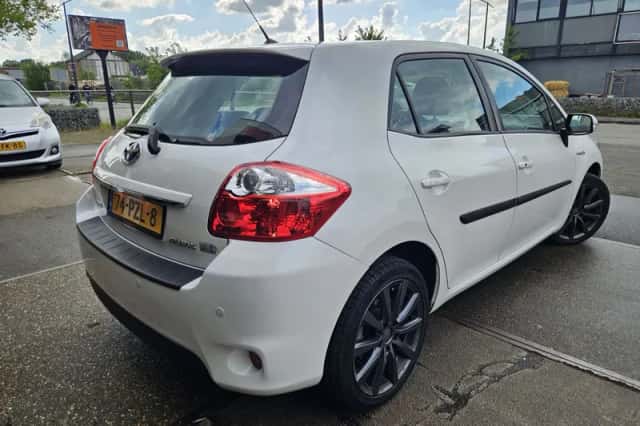 Toyota Auris (2011) thumbnail 5