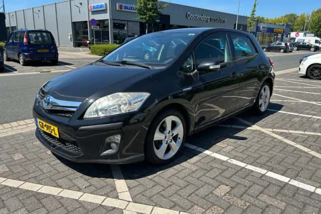 Toyota Auris (2011) thumbnail 1