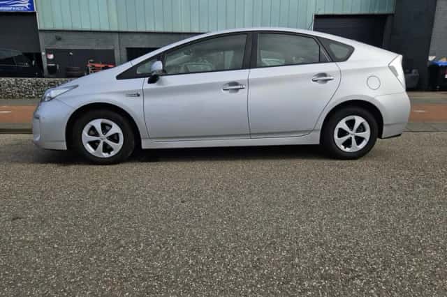 Toyota Prius (2013) thumbnail 3