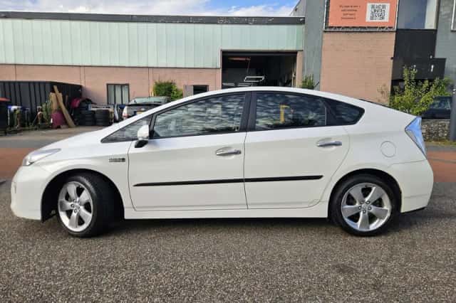 Toyota Prius (2013) thumbnail 2