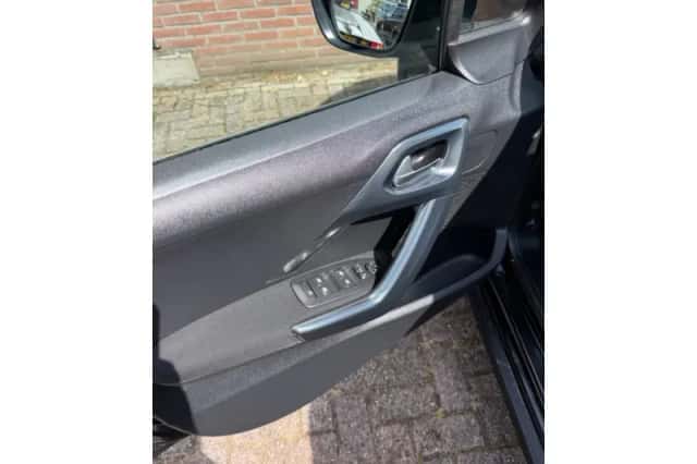 Peugeot 2008 (2016) thumbnail 6