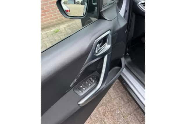 Peugeot 2008 (2015) thumbnail 6
