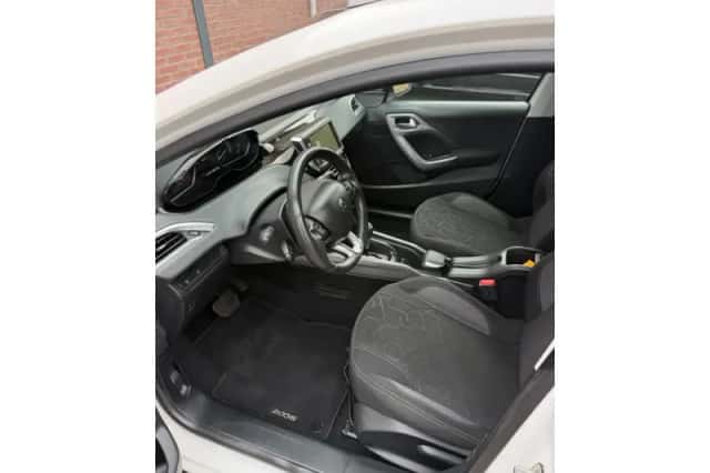 Peugeot 2008 (2018) thumbnail 5