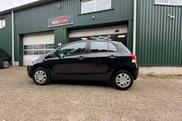 Toyota Yaris (2010) thumbnail 2