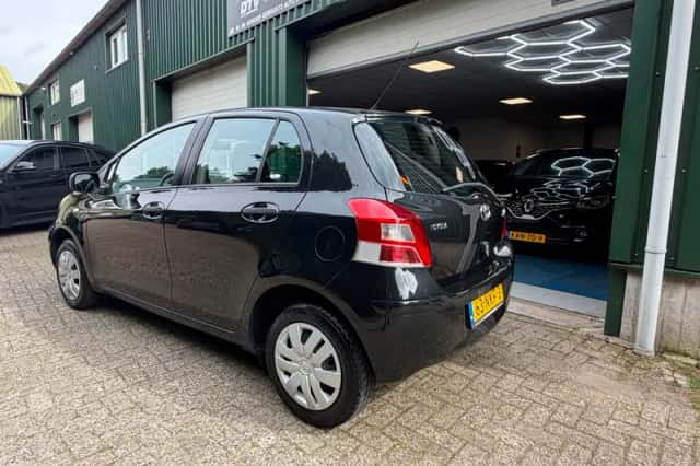 Toyota Yaris (2010) thumbnail 3