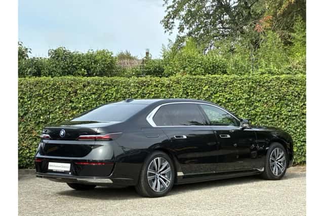 BMW i7 (2024) thumbnail 3