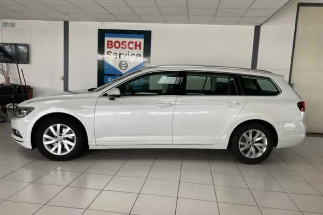 Volkswagen Passat (2019) thumbnail 2