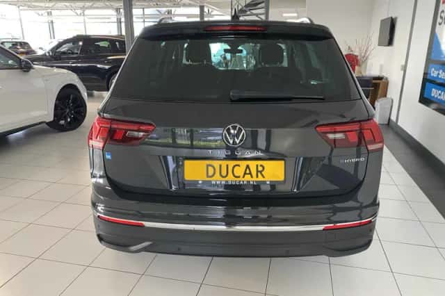 Volkswagen Tiguan (2023) thumbnail 4