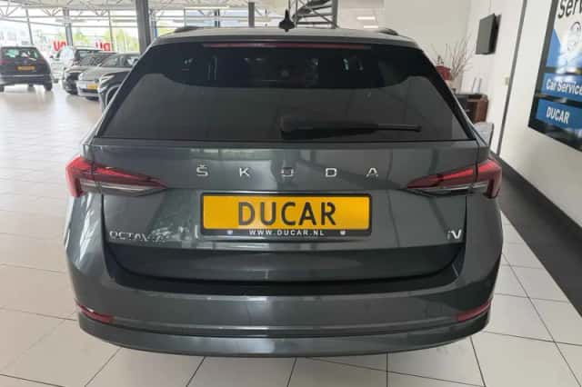 Škoda Octavia (2021) thumbnail 4