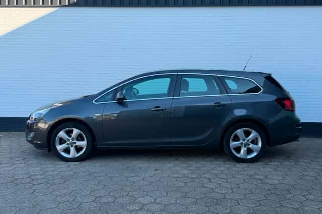 Opel Astra Sports Tourer (2011) thumbnail 2