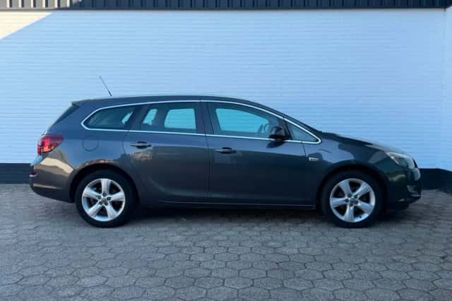Opel Astra Sports Tourer (2011) thumbnail 6