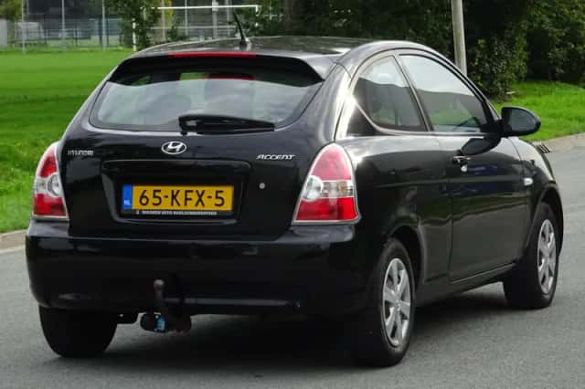Hyundai Accent (2009) thumbnail 3