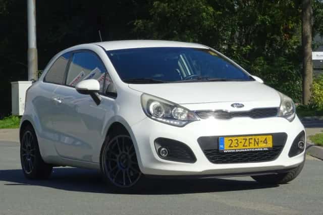 Kia Rio (2012) thumbnail 4