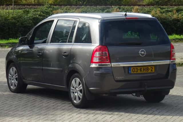 Opel Zafira (2009) thumbnail 2