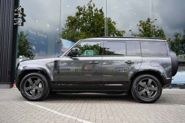 Land Rover Defender (2024) thumbnail 2