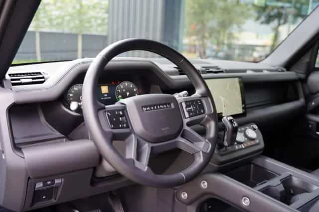 Land Rover Defender (2024) thumbnail 4