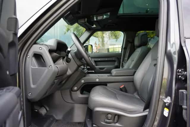 Land Rover Defender (2024) thumbnail 5