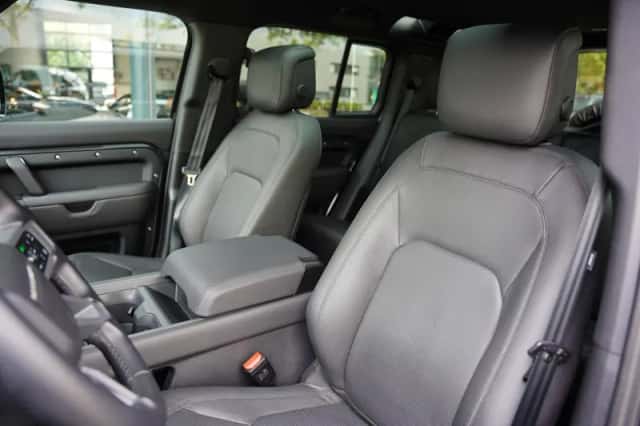 Land Rover Defender (2024) thumbnail 6