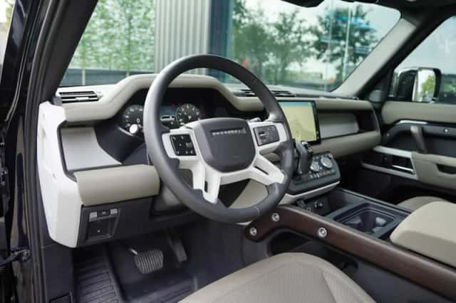 Land Rover Defender (2023) thumbnail 4