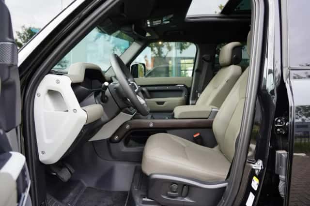 Land Rover Defender (2023) thumbnail 5