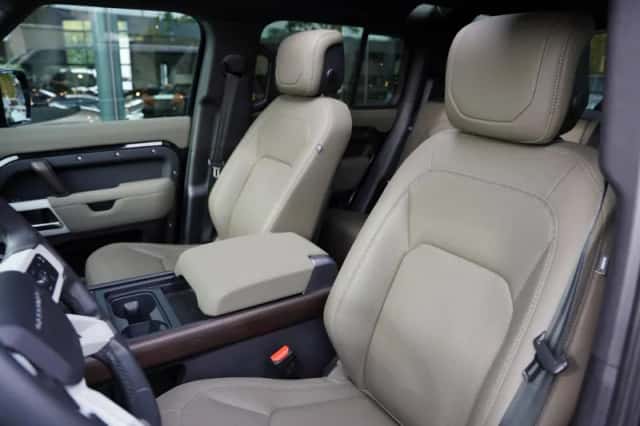 Land Rover Defender (2023) thumbnail 6