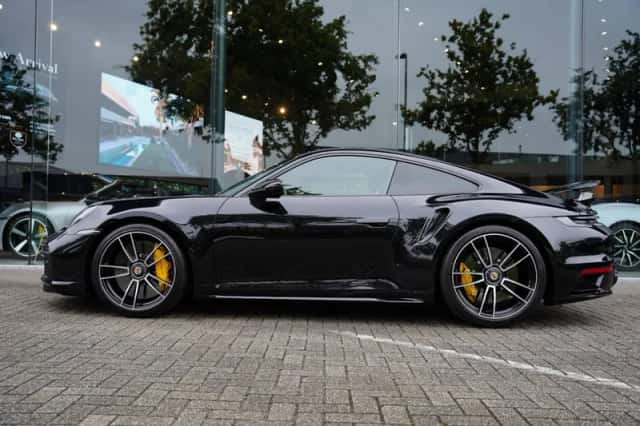 Porsche 911 (2023) thumbnail 2
