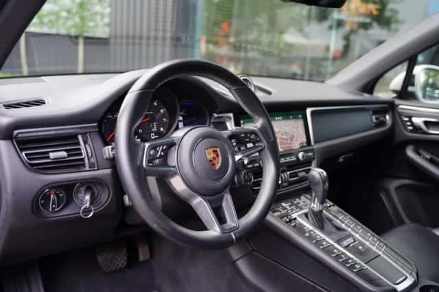 Porsche Macan (2021) thumbnail 4