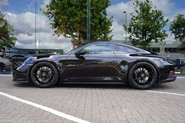 Porsche 911 (2022) thumbnail 2