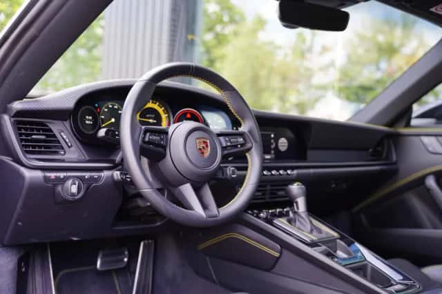 Porsche 911 (2022) thumbnail 4