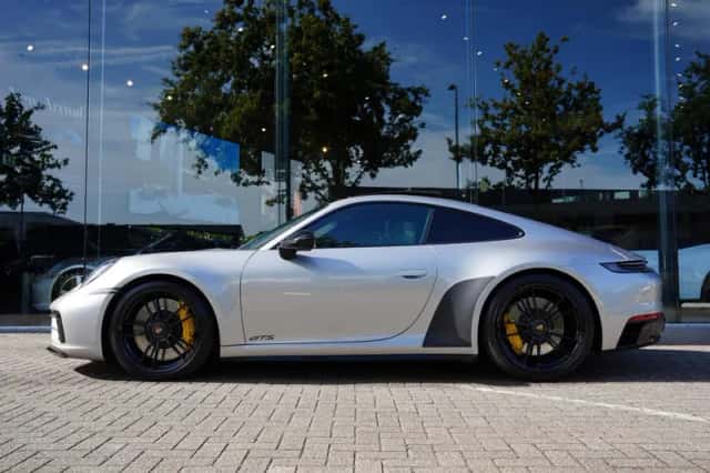 Porsche 911 (2022) thumbnail 2
