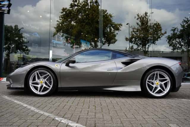 Ferrari F8 Tributo (2020) thumbnail 2