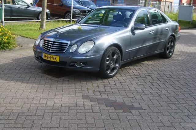 Mercedes-Benz E-Klasse (2008) thumbnail 1