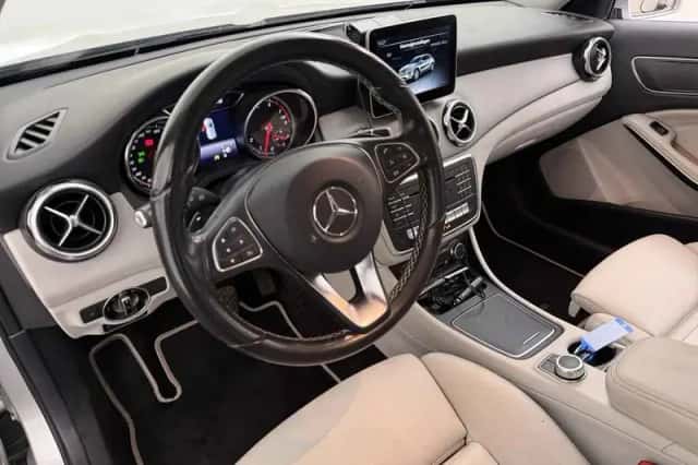 Mercedes-Benz GLA-Klasse (2017) thumbnail 2