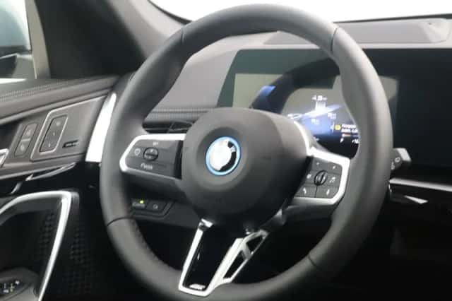 BMW iX1 (2026) thumbnail 2