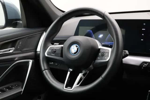 BMW iX1 (2025) thumbnail 2