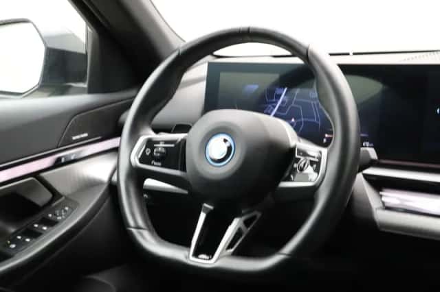 BMW i5 (2024) thumbnail 2