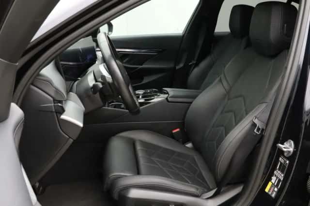 BMW i5 (2024) thumbnail 4