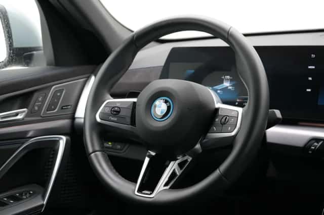 BMW iX2 (2025) thumbnail 2