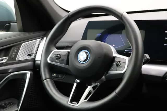 BMW iX1 (2025) thumbnail 2
