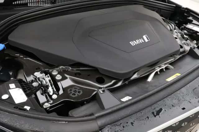 BMW iX1 (2025) thumbnail 4