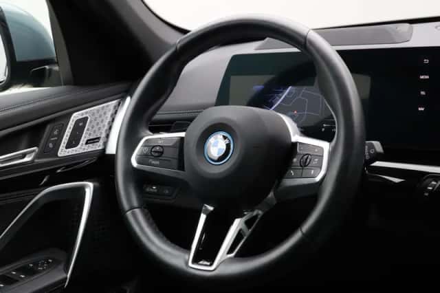 BMW iX1 (2023) thumbnail 2