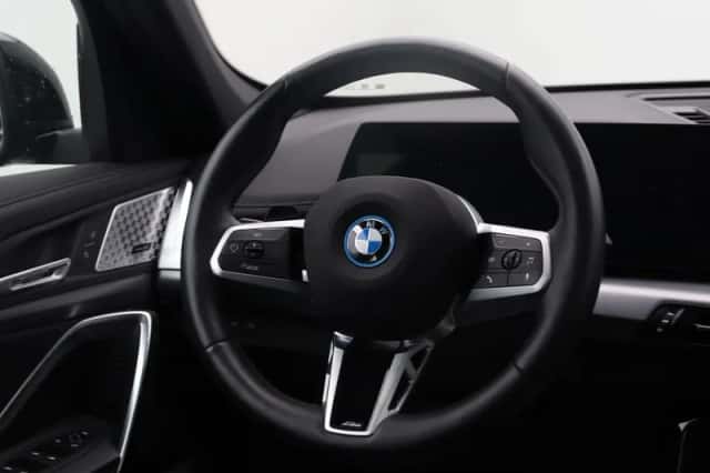 BMW iX1 (2025) thumbnail 2